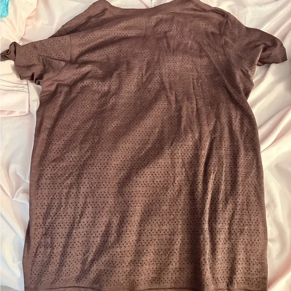 Lululemon size 10 workout shirt - Picture 3 of 3